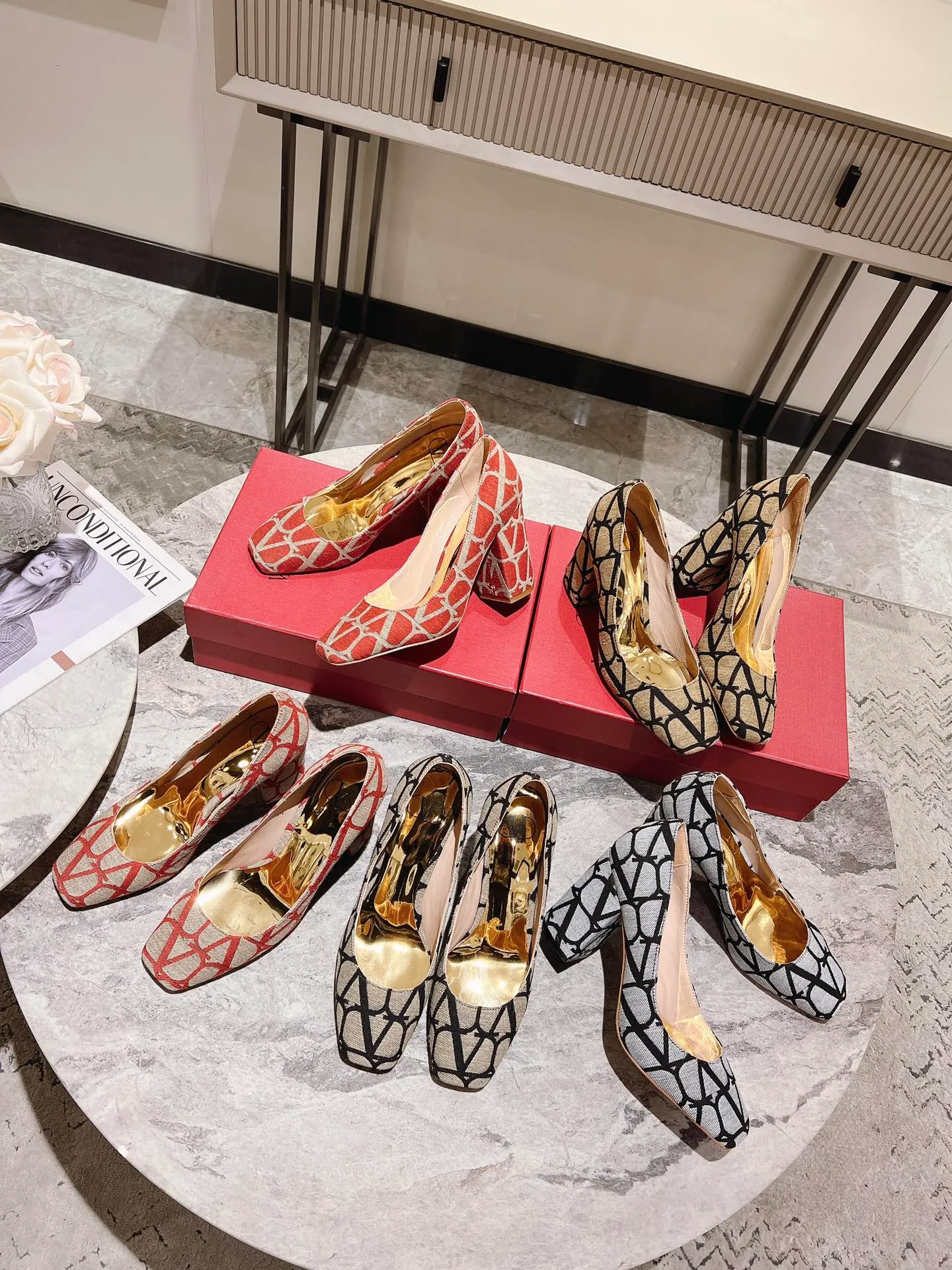 👟👟Ex-factory price 440👟👟 Genuine leather sole +40 Top version 𝑉𝐴𝐿𝐸𝑁𝑇𝐼𝑁𝑂 Valentino new spring and summer women's 5⃣️ color spring shoes. The unique [V logo fabric print pattern] brings out a full sense of high-end, and the new season will live up to expectations! Worth buying★Absolutely high-grade❥Original method, Absolutely sensual❥Elegant style, creating a different feeling, simple and elegant style!  Code number: 35-41 (34-42 customized) Fabric: Fabric printed cloth Lining: Sheepskin lining Heel height: 6cm～8.5cm2⃣️ options Leather outsole Rubber outsole